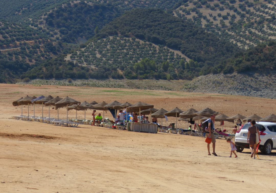 Playa de Valdearenas en Iznájar, foto de archivo