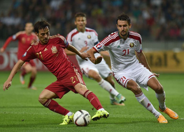 Silva guía el balón durante el partido ante el Bielorrusia