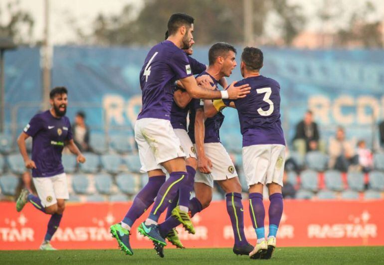 Pol Bueso celebra el gol anotado al Espanyol B