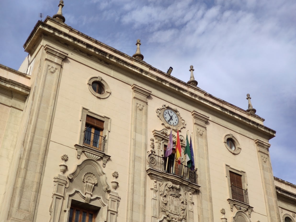 Fachada del Ayuntamiento de Jaén capital en un día soleado