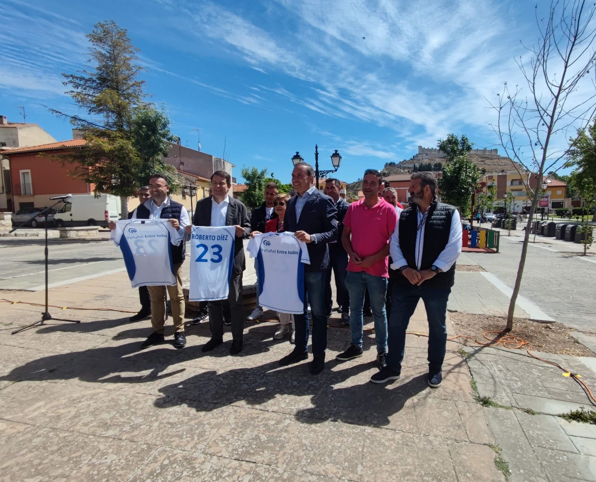 El presidente de la Junta, Alfonso Fernández Mañueco, junto al alcalde de Peñafiel, Roberto Díez, y varios de los primeros ediles de municipios de la comarca