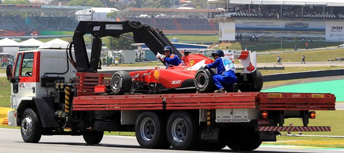 El Ferrari de Alonso es retirado de la pista brasileña