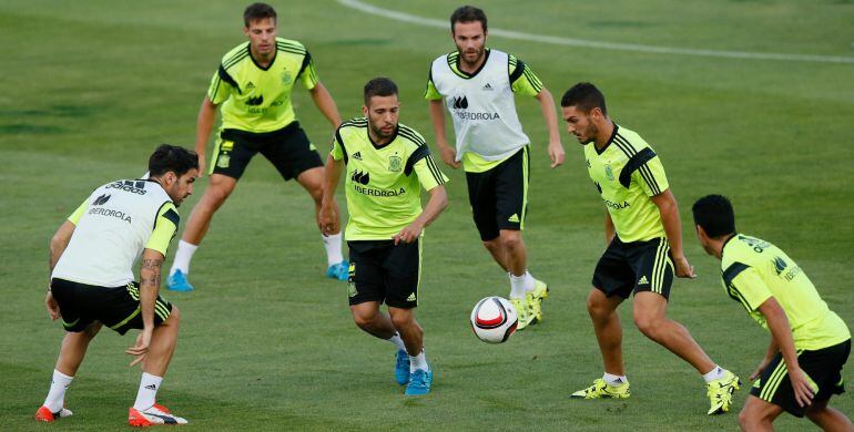 Los jugadores de la selección nacional de fútbol Cesc Fábregas, Juan Bernat, Jordi Alba, Juan Mata, y Koke, durante un entrenamiento en Las Rozas.