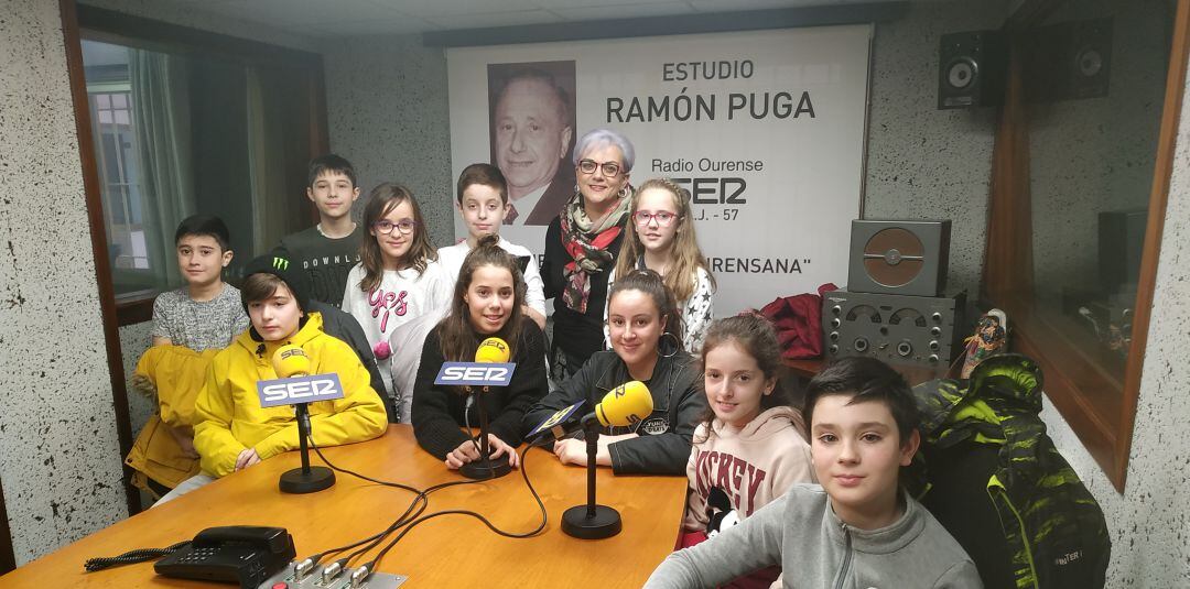 Alumnos del CEIP O Couto en nuestros estudios acompañados de la profesora Manoli Casal