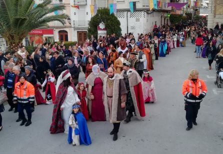 Momento en el que la &#039;Comitiva de la Embajada&#039; llega a la Plaza de España