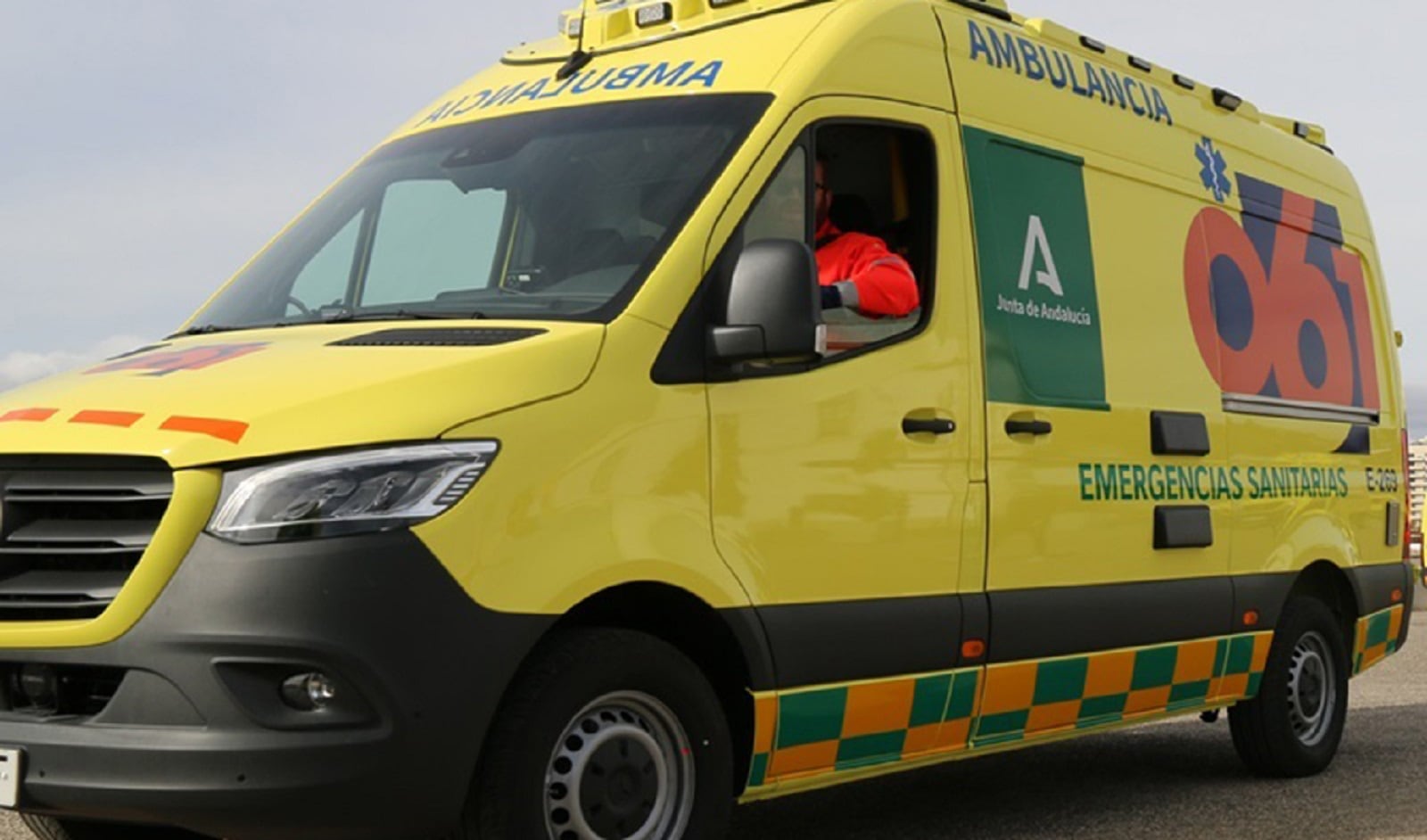 Una ambulancia del 061 espera para un servicio médico