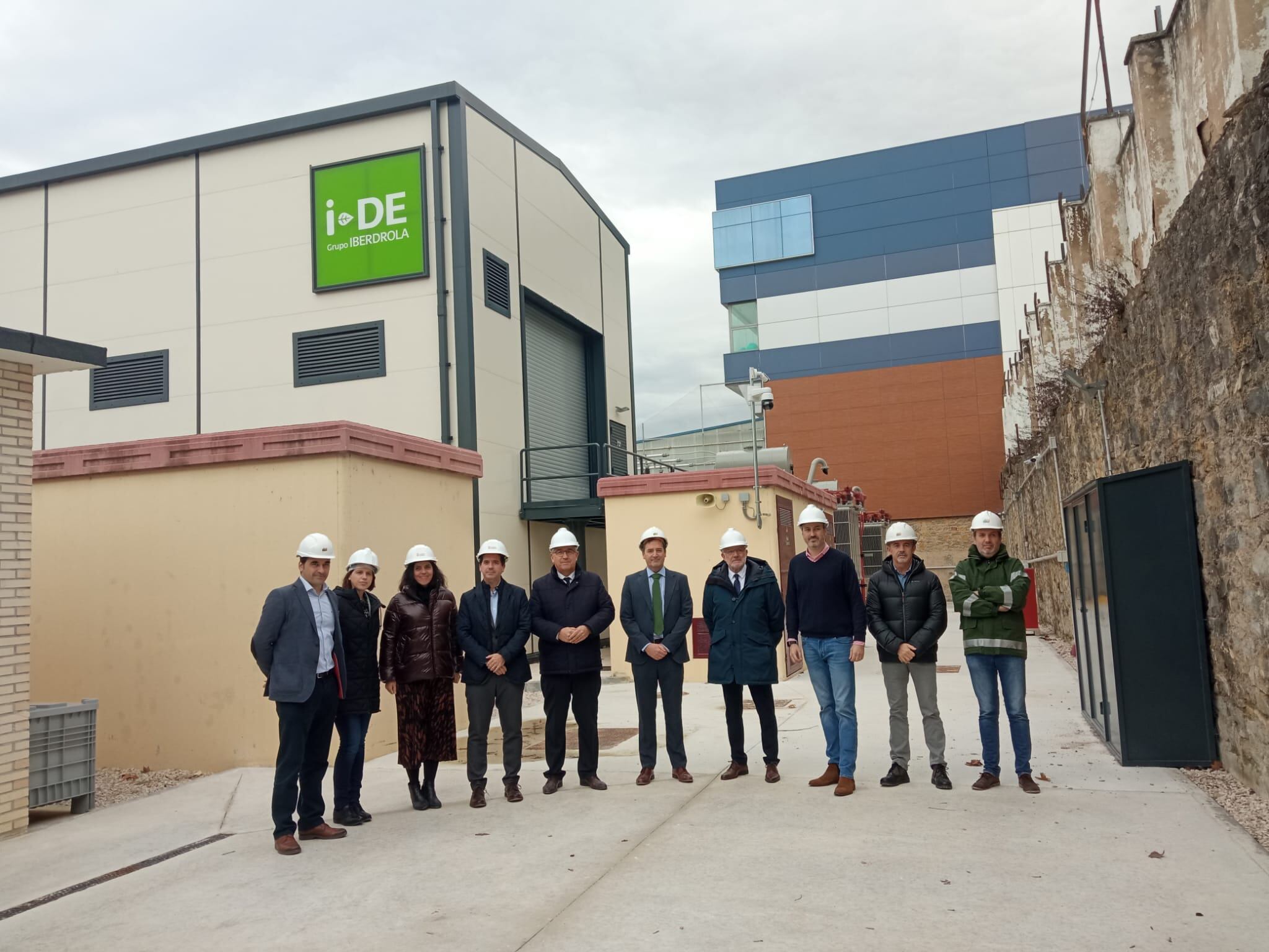 El alcalde de Pamplona Enrique Maya junto al consejero de Desarrollo Económico y Empresarial del Gobierno de Navarra, Mikel Irujo, y el delegado de Iberdrola en Navarra, Eduardo Ryan, inauguran la nueva subestación eléctrica de la Magdalena.