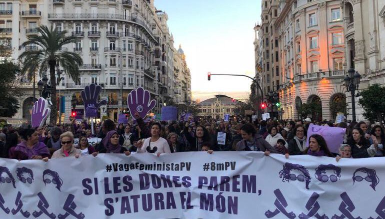 La manifestación del 8M a su paso por la plaza del Ayuntamiento de Valencia