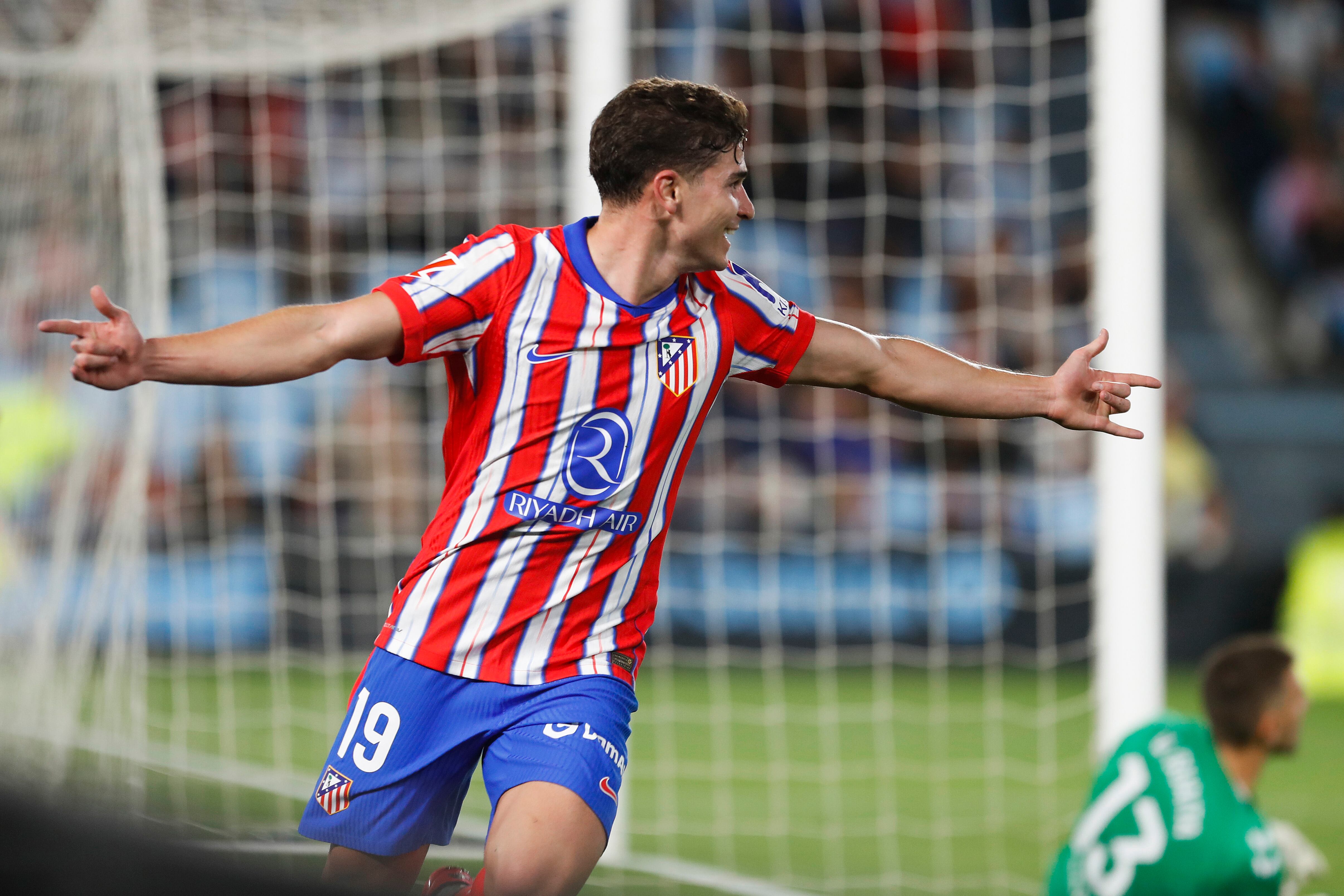 VIGO (PONTEVEDRA), 26/09/2024.- El delantero argentino del Atlético de Madrid Julián Álvarez celebra su gol durante el partido de LaLiga en Primera División que Celta de Vigo y Atlético de Madrid disputan este jueves en el estadio de Balaídos. EFE/Salvador Sas
