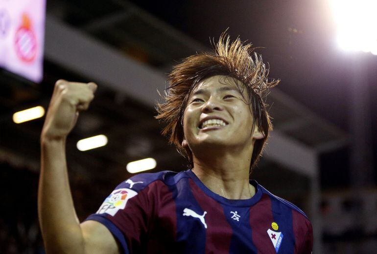 El centrocampista japonés del Eibar, Takashi Inui, celebra su gol ante el Espanyol