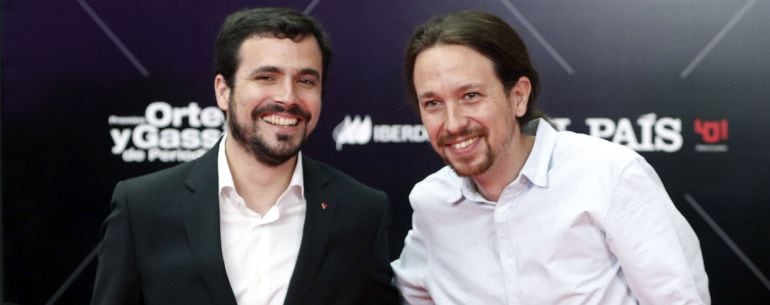 El líder de Podemos, Pablo Iglesias,d., y Alberto Garzón de IU, poco antes la cena celebrada con motivo del 40 Aniversario del diario El País y la entrega de los Premios Ortega y Gasset de Periodismo 2016, hoy en el Palacio de Cibeles, en Madrid. EFE.Javi