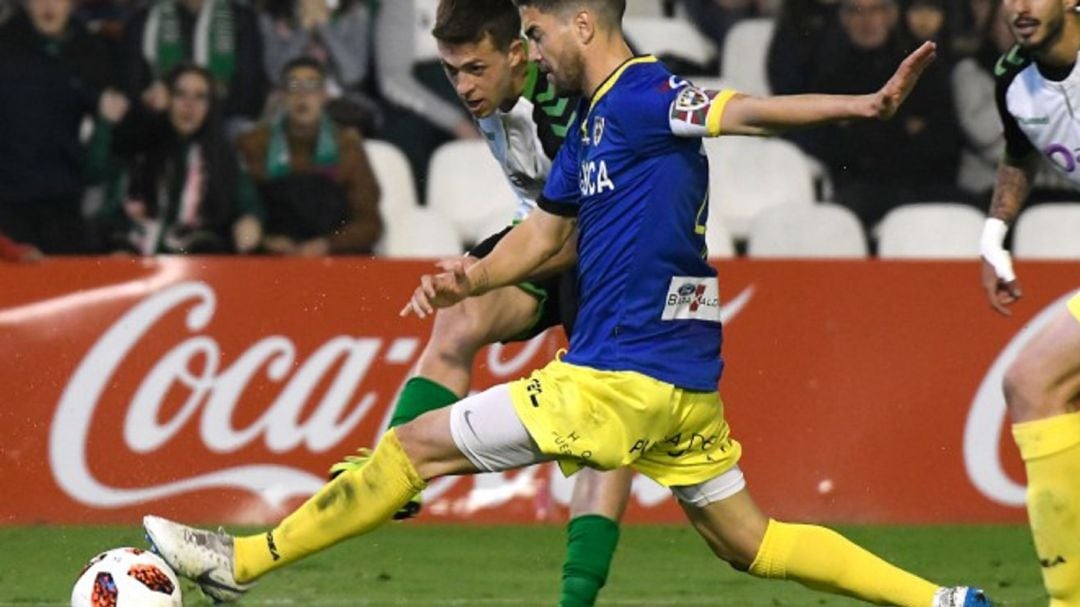 Noguera centra ante José Picón en el último Racing - Barakaldo