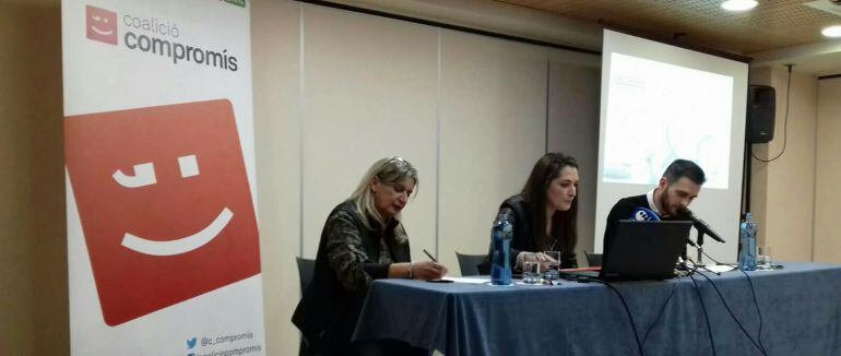 Katia Michel Campos (i), paciente afectada; Marian Campello, diputada autonómica de Compromís, y Fran Ferri, sindic de Compromís en Les Corts