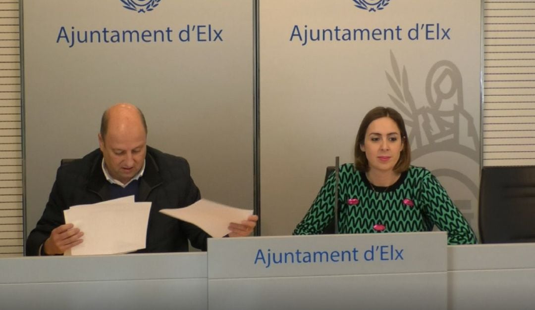 Imagen de la concejala de movilidad y el encargado de la empresa de autobuses de Elche