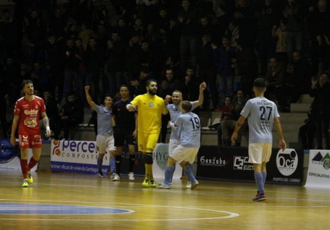 Los jugadores del Santiago celebran uno de los goles marcados por Christian