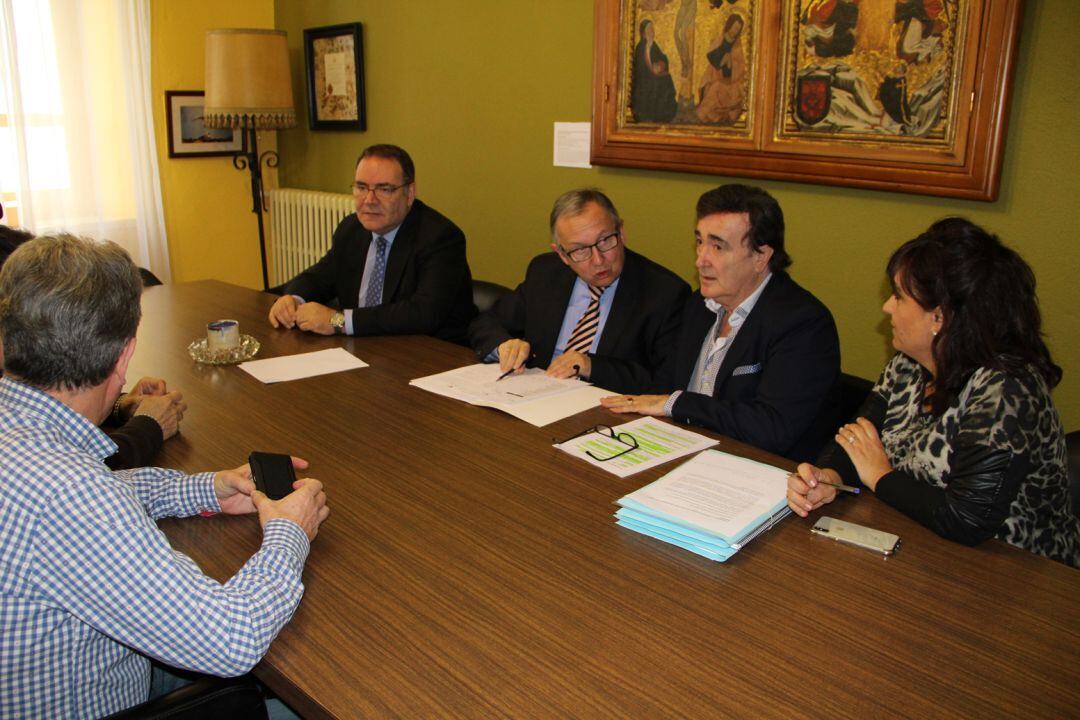 El delegado territorial de la Junta en Segovia, Javier López Escobar, explica al alcalde de Cuéllar, Jesús García, los detalles del Plan Funcional del futuro centro de salud.