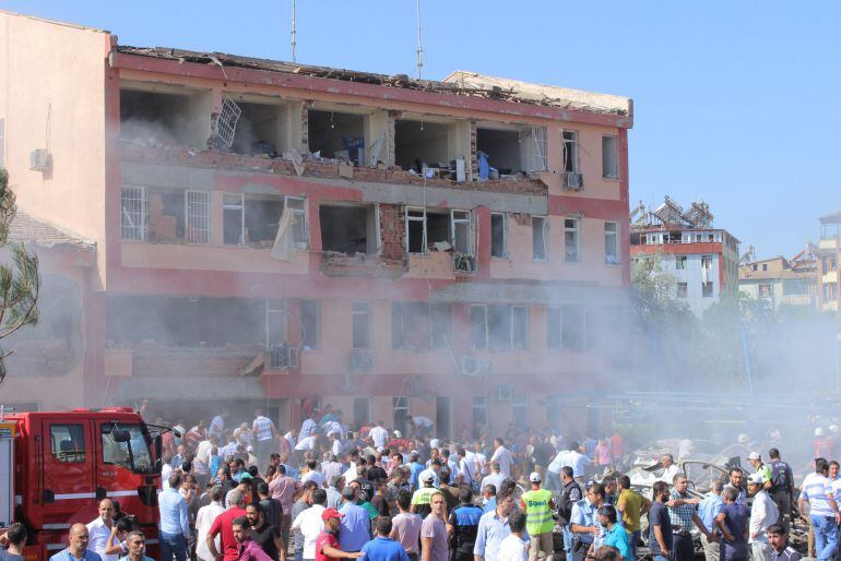 Escena tras la explosión de un coche bomba en la ciudad turca de Elazig.