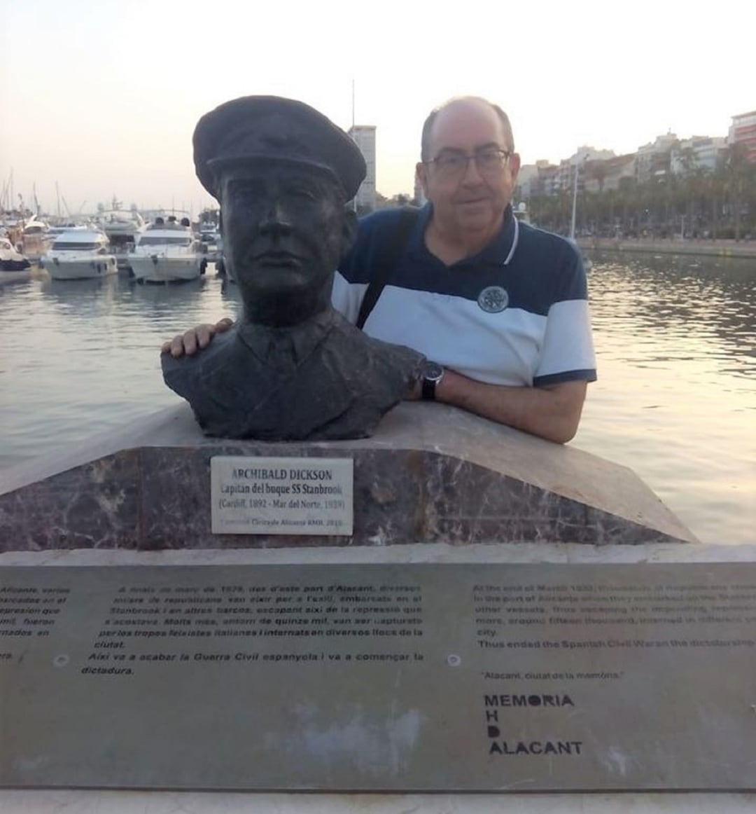 Guardia, en el puerto de Alicante, junto al busto de Archibad Dickson