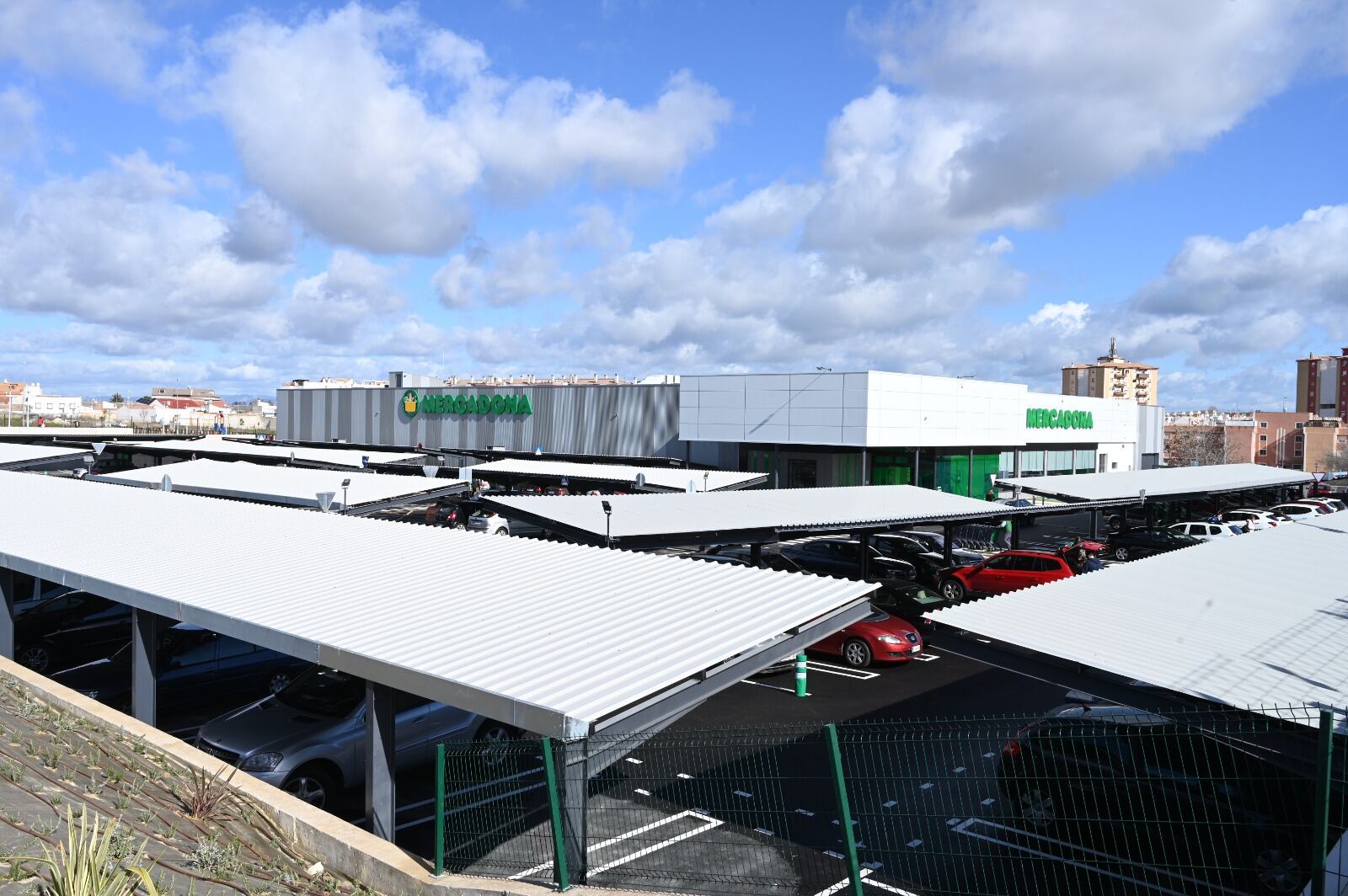 Imagen del nuevo Mercadona de Linares y su zona de aparcamiento.