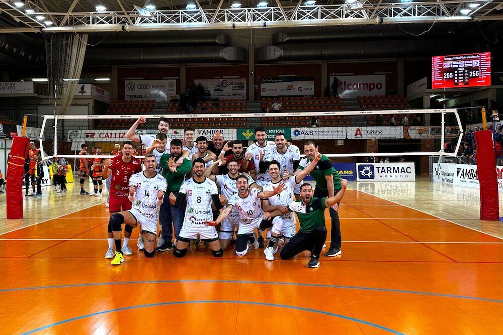 La celebración de la victoria en el Pabellón de Los Planos de Teruel.