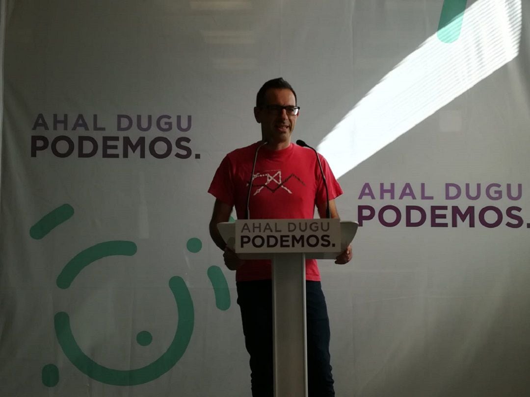 El secretario de Comunicación de Podemos Euskadi, Andeka Larrea, durante la conferencia de prensa en la que ha analizado la actualidad política