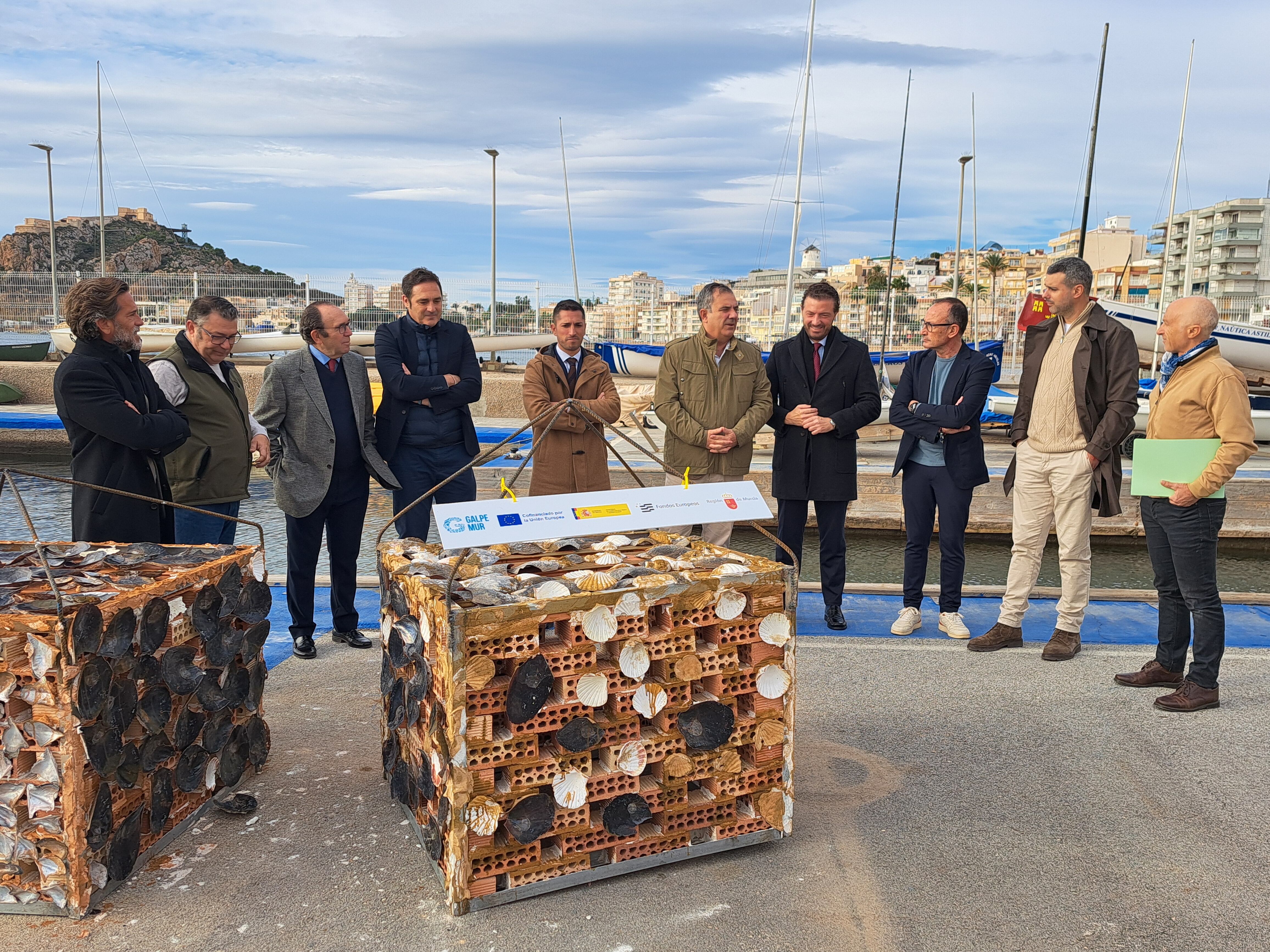 El consejero de Medio Ambiente, Universidades, Investigación y Mar Menor, Juan María Vázquez, participa en el acto de colocación de la primera estación biomimética junto al presidente de la Federación Regional de Empresarios del Metal de Murcia (FREMM), Alfonso Hernández Zapata.