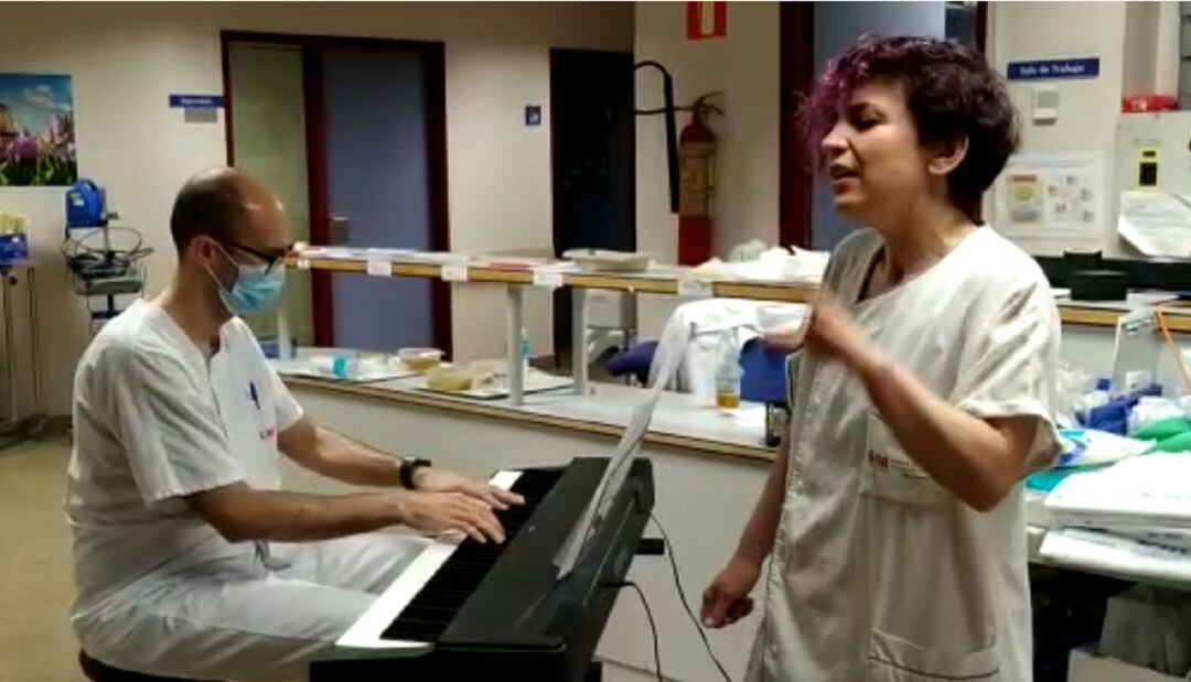 Momento en el que el médico Ignacio Temprano y la enfermera Gloria Rollán interpretan la canción Héroes