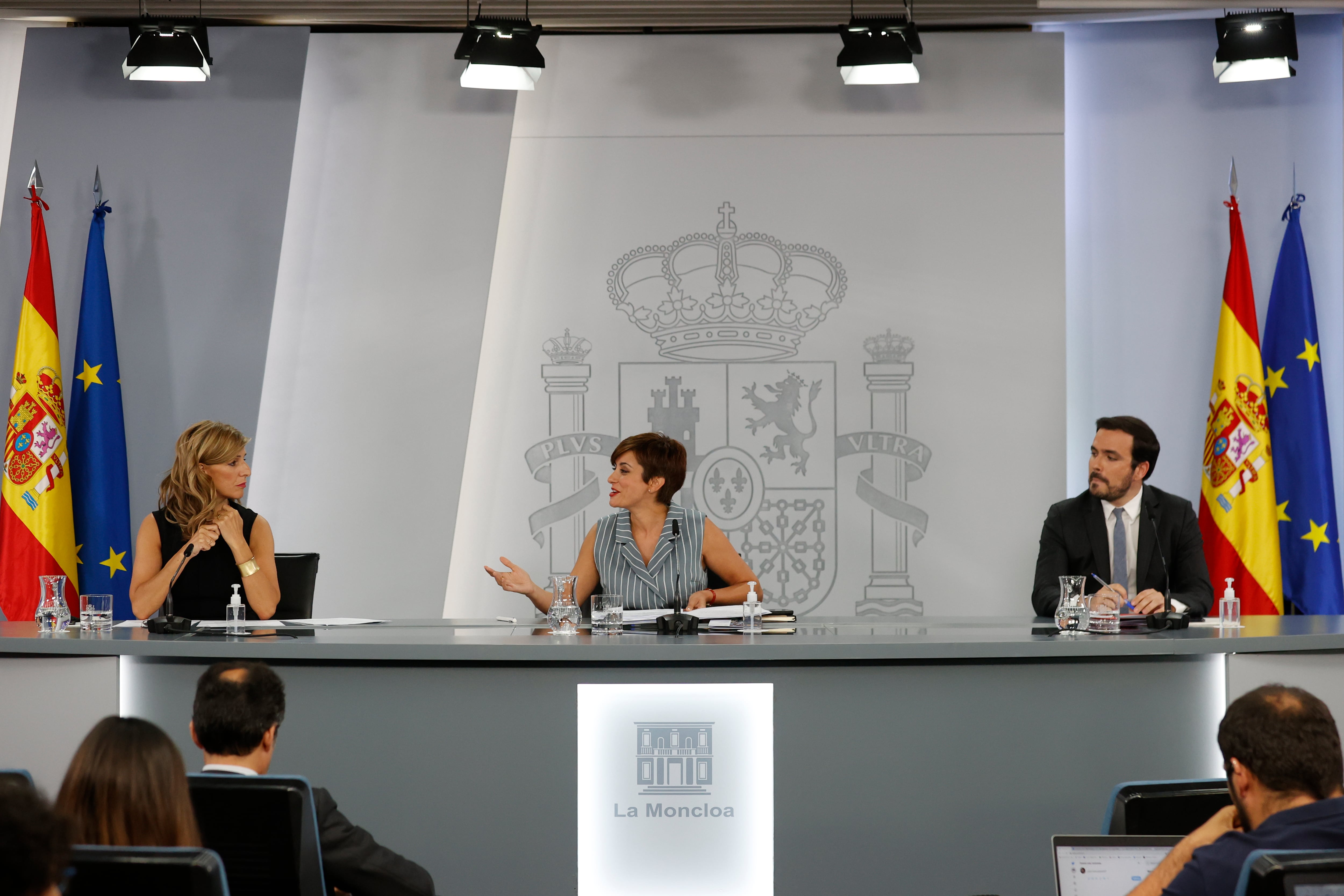 La ministra de Política Territorial y portavoz del Gobierno, Isabel Rodríguez (c), la vicepresidenta segunda y ministra de Trabajo y Economía Social, Yolanda Díaz, y el ministro de Consumo, Alberto Garzón (d), durante la rueda de prensa posterior a la reunión del Consejo de Ministros celebrada este martes en Moncloa.