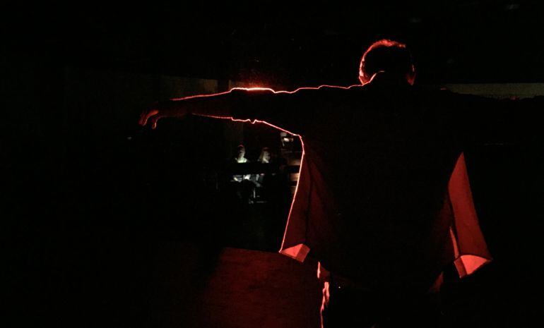 Imagen de recurso de un actor en un teatro