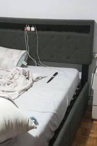 Imagen proporcionada por la Policía Local del cuchillo oculto en el dormitorio