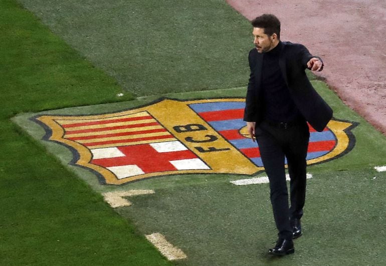 Simeone da indicaciones a los suyos en el Camp Nou