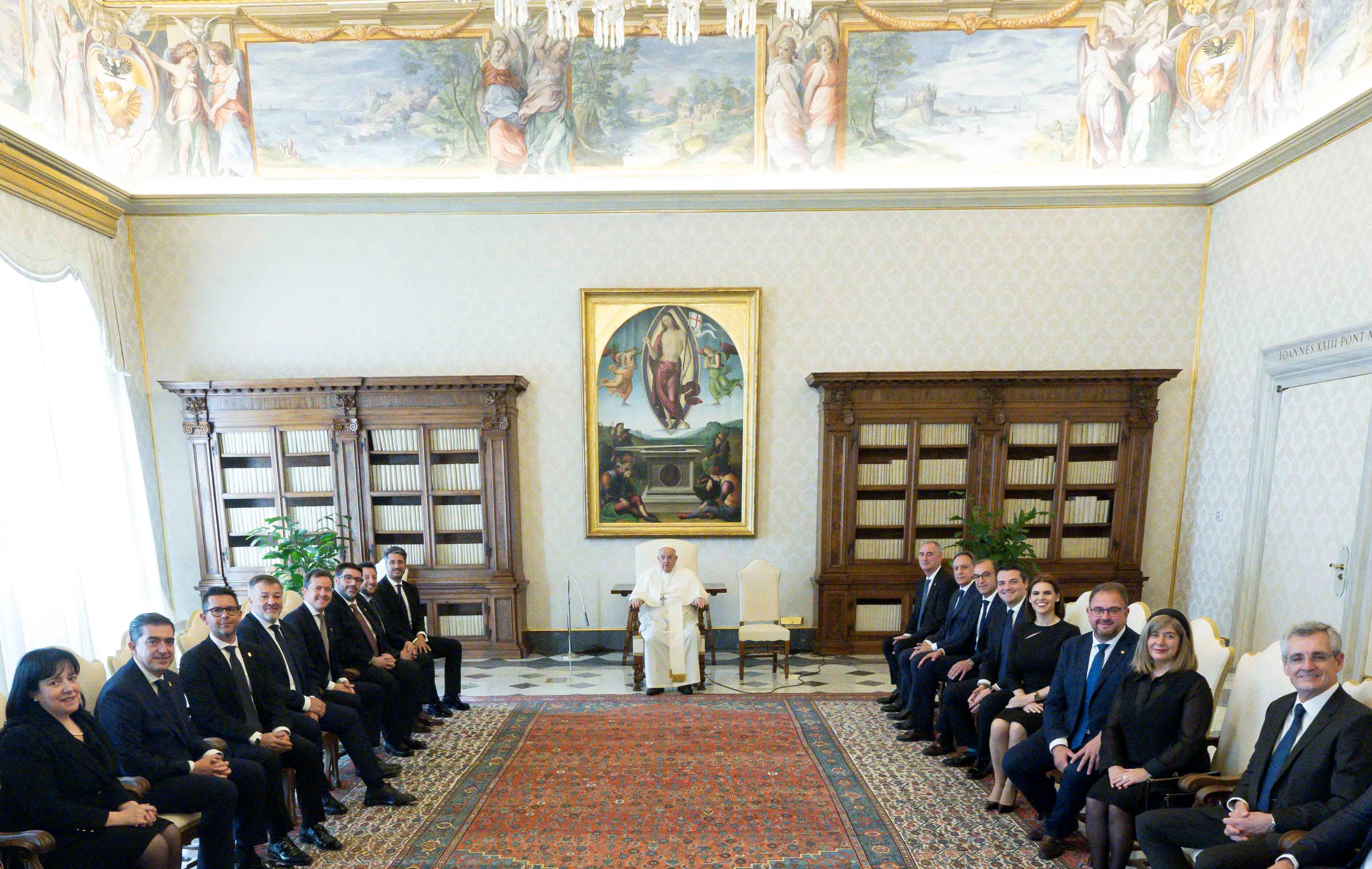 El Papa Francisco junto a los 15 alcaldes y alcaldesas del Grupo de Ciudades patrimonio de la Humanidad de España/ Foto: @Vatican Media