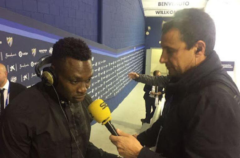 Carlos Kameni con Justo Rodríguez en la zona mixta de La Rosaleda