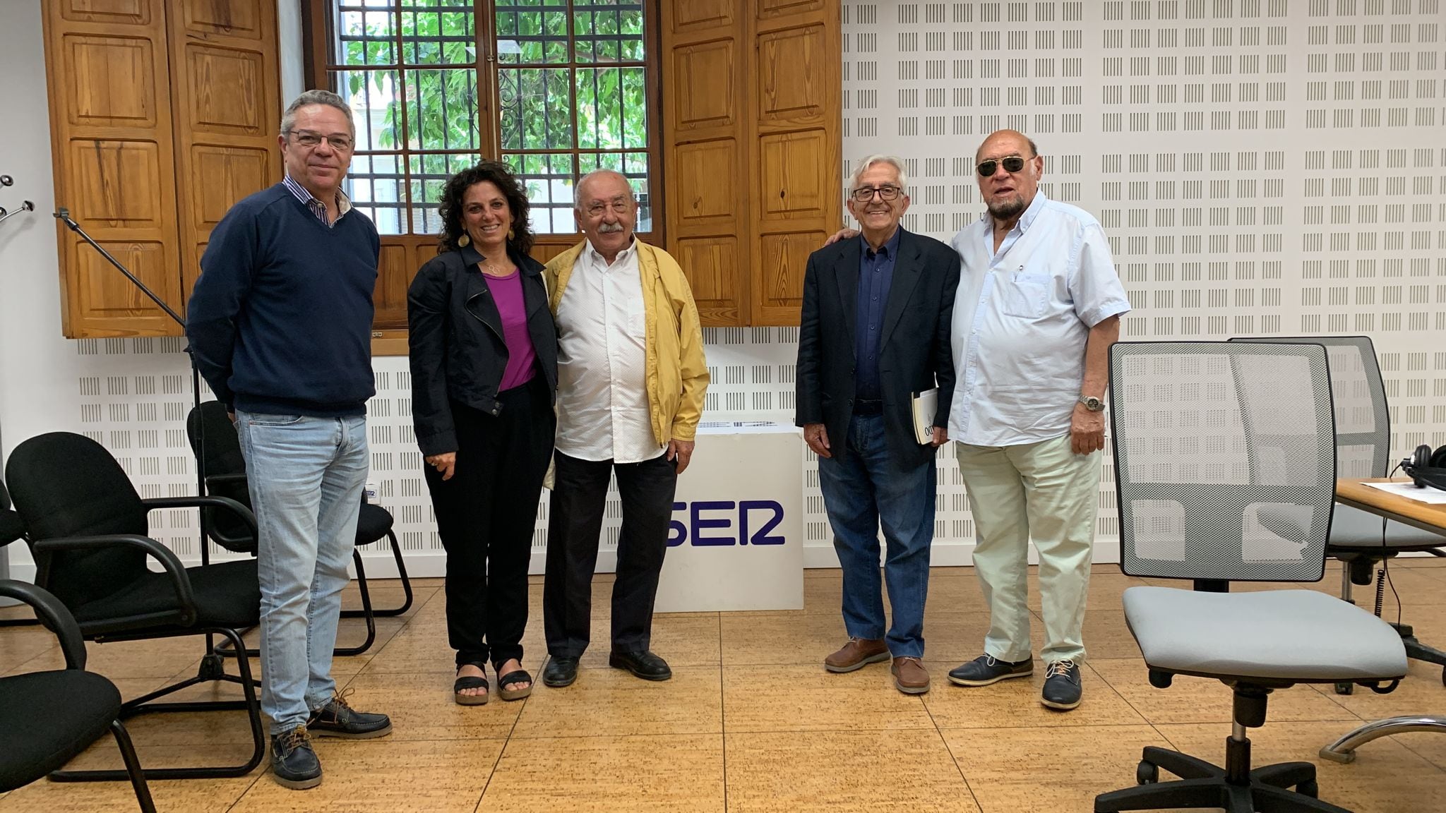 Gema Carrera, Antonio Zoido, Antonio Almodóvar y Manuel Melado junto a Salomón Hachuel