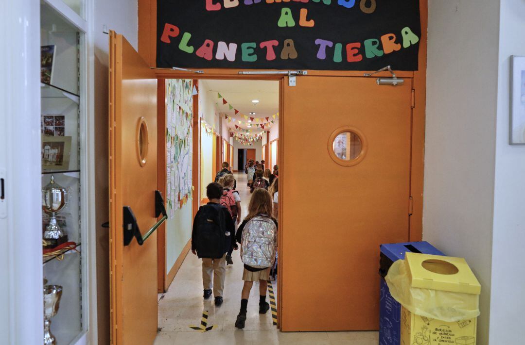 Niños el primer día del curso escolar 2020-2021.