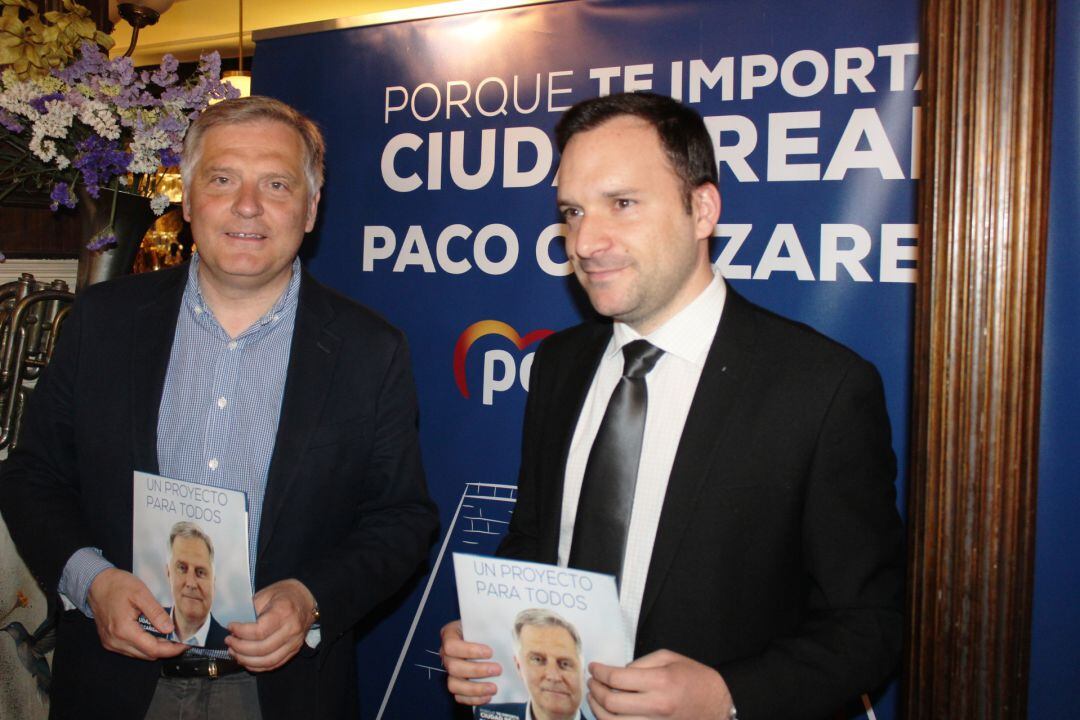 El candidato del PP, Francisco Cañizares en la presentación de su programa junto al coordinador del mismo Guillermo Arroyo