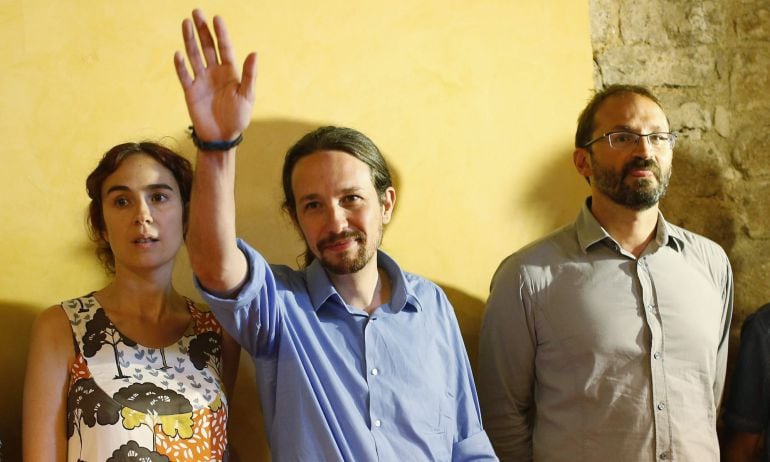 GRA234. BARCELONA, 20/07/2015.- El secretario general de Podemos, Pablo Iglesias (c), junto a la secretaria general de Podemos Cataluña, Gemma Ubasart (i), y el coordinador nacional de ICV, Joan Herrera (d), durante el acto en el que se ha presentado hoy 