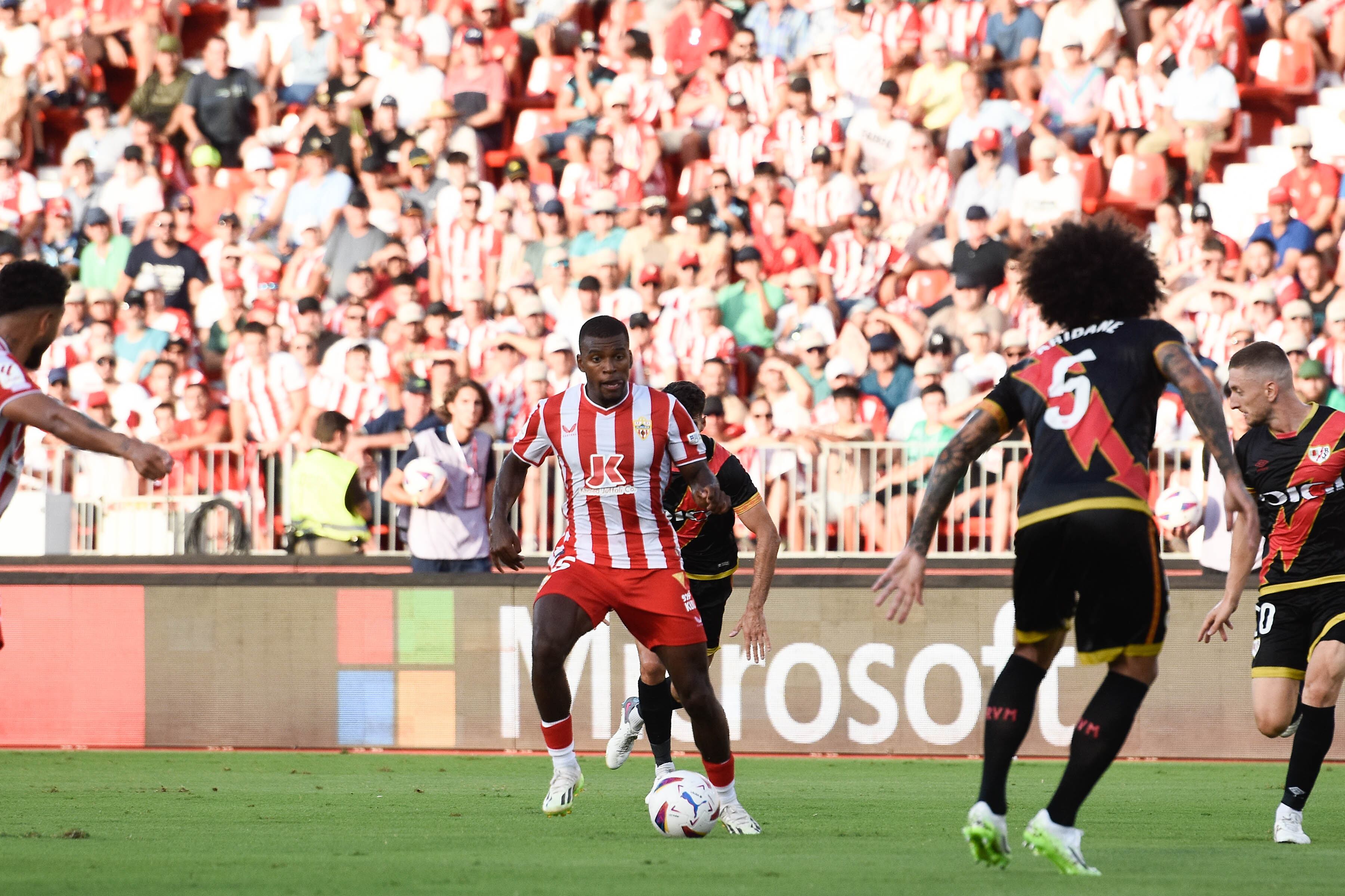 Akieme en el partido del pasado viernes ante el Rayo de Francisco en el Estadio de los Juegos Mediterráneos.