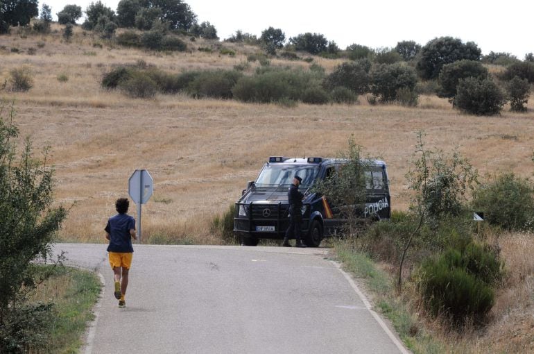 La Policía científica investiga la zona en la que ayer fue hallado el cadáver de la peregrina estadounidense Denise Pikka Thiem.