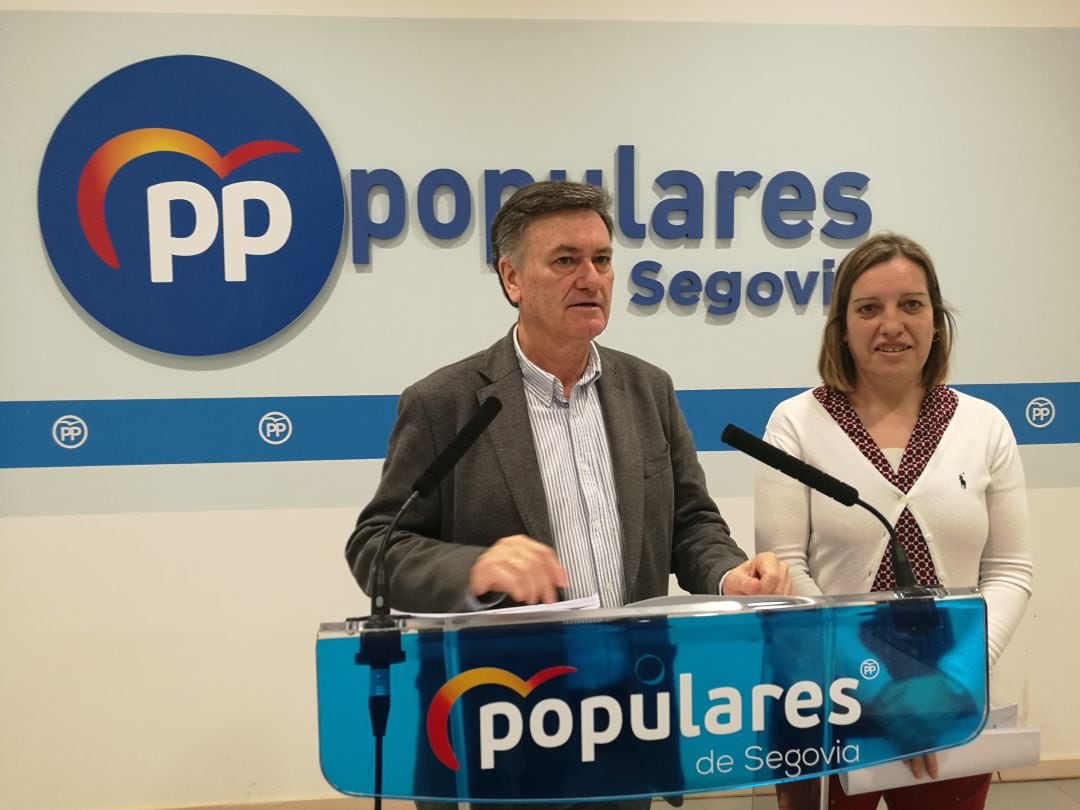 El secretario autonómico Francisco Vázquez junto a la procuradora María Ángeles García