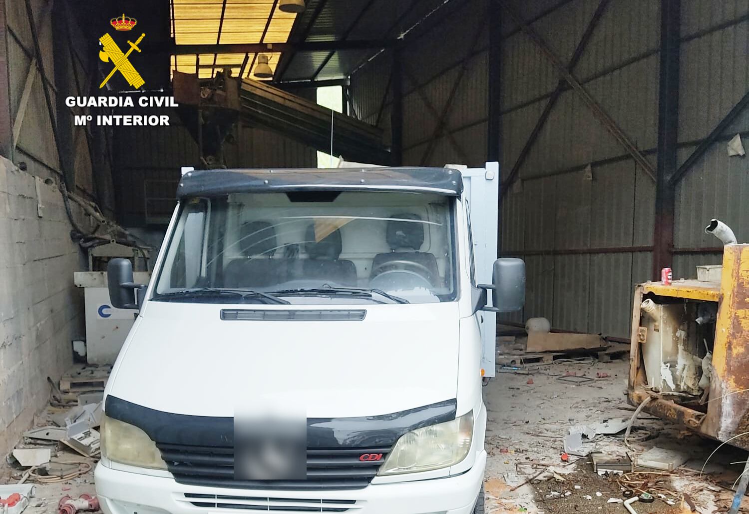 Imagen del momento en el que se encontró el vehículo en el interior de la nave en la cantera