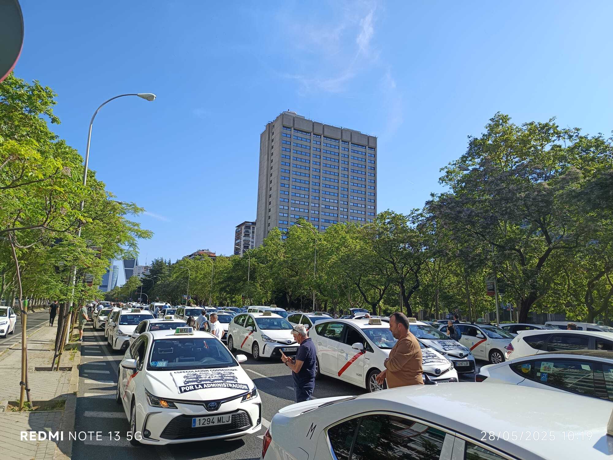 Protesta de taxistas en Madrid corta la Castellana.