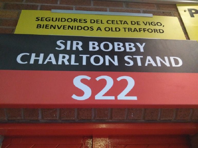 Puerta de acceso a Old Trafford para los aficionados del Celta