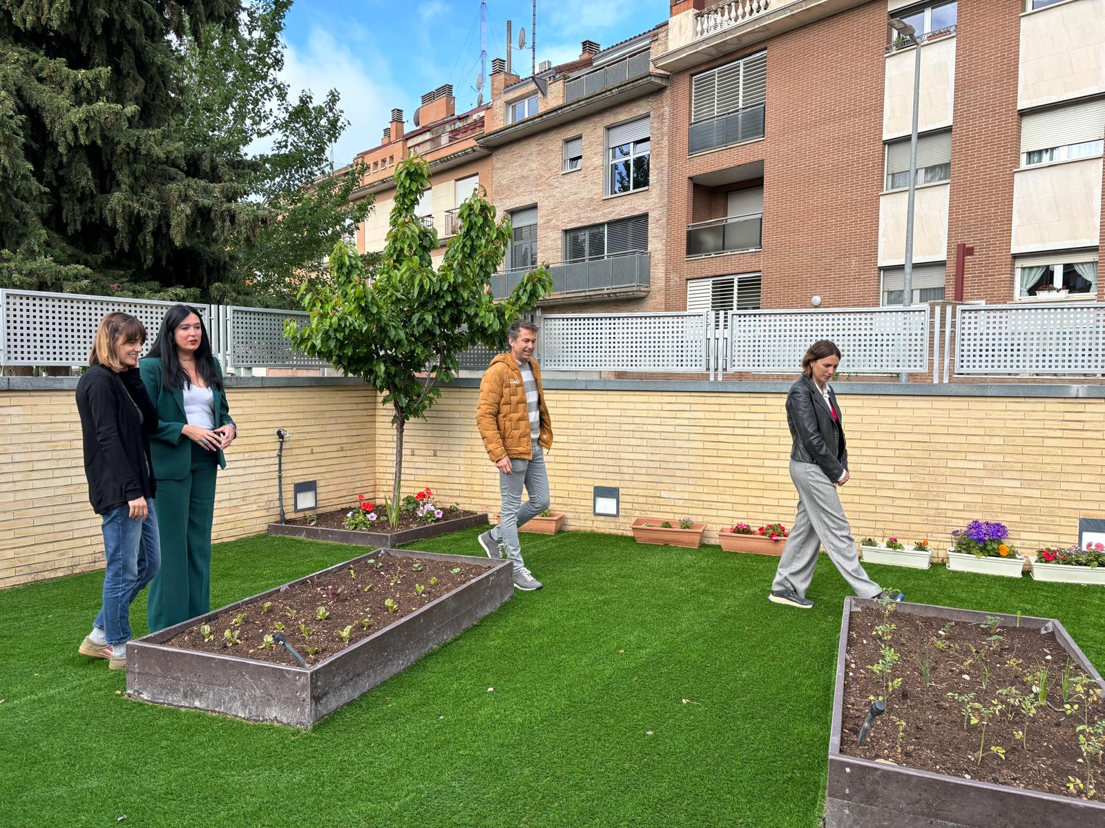 La alcaldesa Lorena Orduna, visitando el patio de la Escuela Las Pajaritas