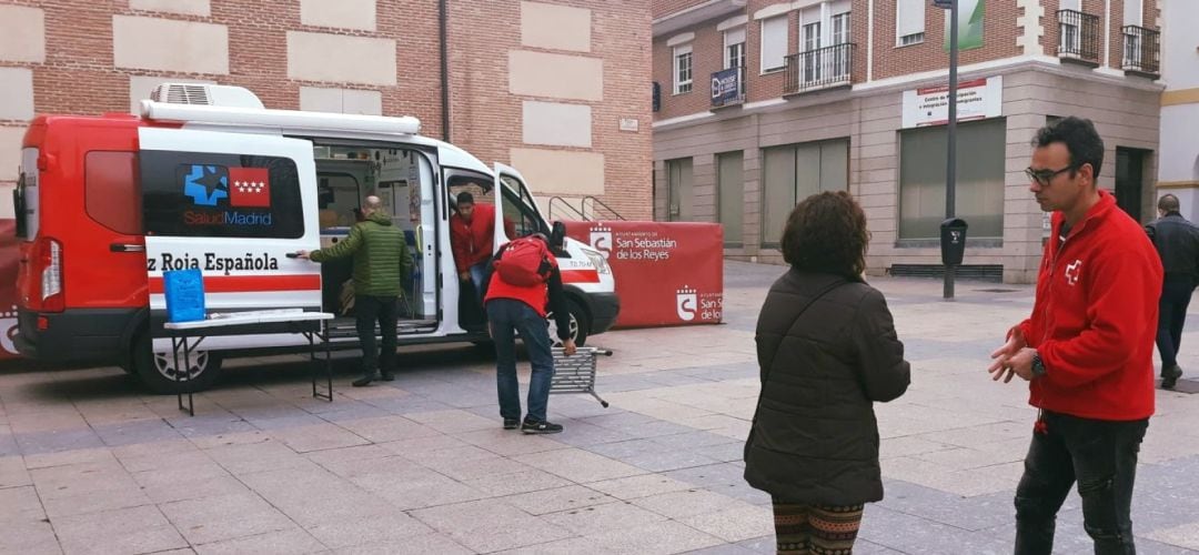 Voluntarios de Cruz Roja atendiendo en San Sebastián de los Reyes