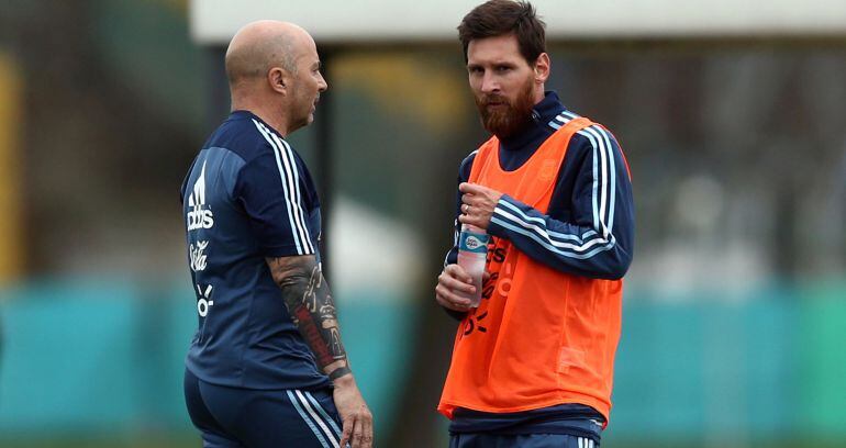 Messi charla con Sampaoli durante el entrenamiento