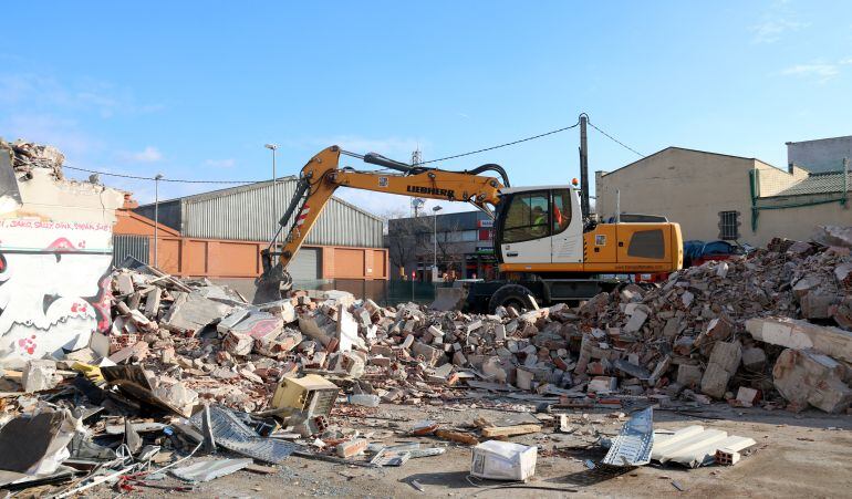 Les excavadores van començar a enderrocar les naus dimarts a la tarda.