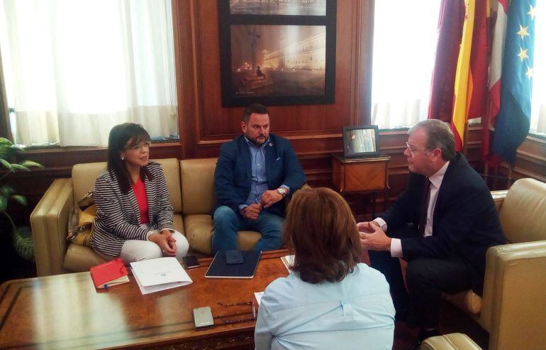 El alcalde, Antonio Silván, y los representantes de Autismo León durante la reunión de este lunes