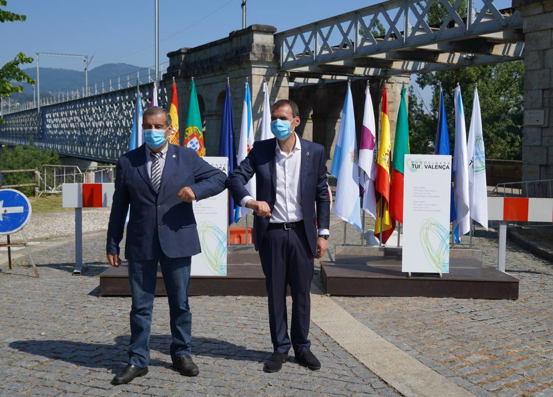 El presidente de la Cámara de Valença, Manuel Lopes, y el alcalde de Tui, Enrique Cabaleiro, se saludan a la entrada de la vella Ponte Internacional.