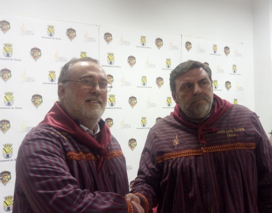 El pregonero Antonio Vargas Zurita, con el presidente de la JLF, José Vicente Benavente.